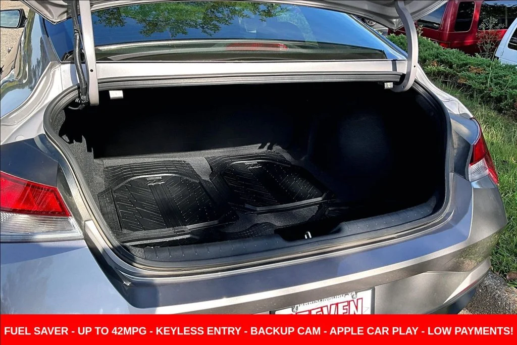 Used 2023 Silver Hyundai SE image 25