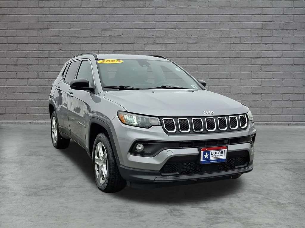 Used 2023 Billet Silver Metallic Clearcoat Jeep Latitude image 2