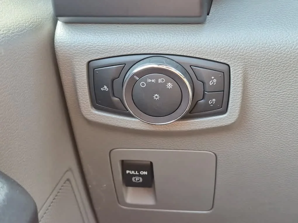 Used 2019 Oxford White Ford XL image 17