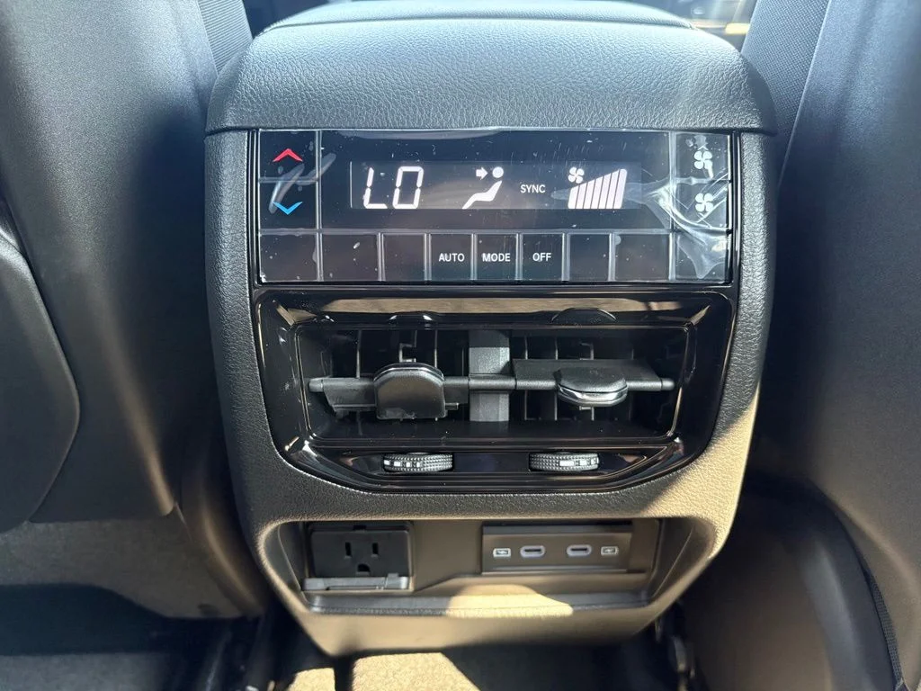 New 2026 Silver Zynith Exterior Paint Jeep Altitude image 27