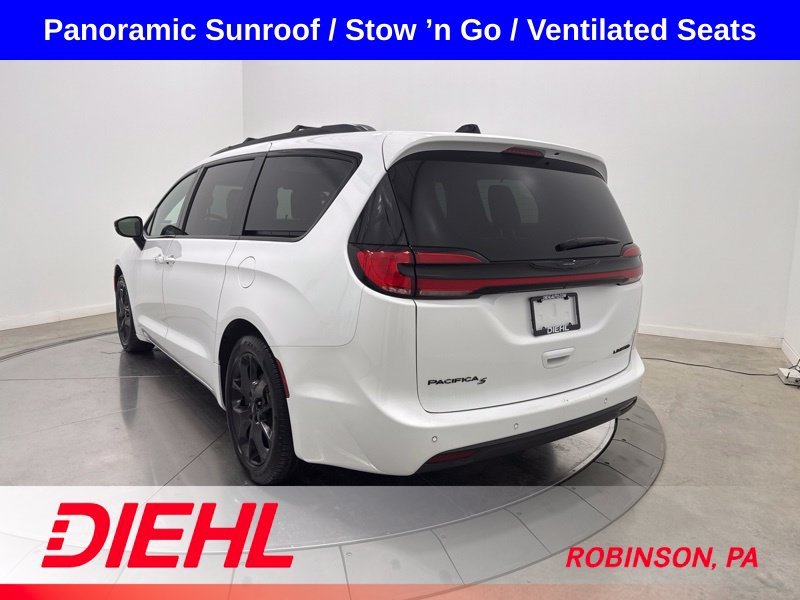 Used 2025 White Chrysler Limited image 5