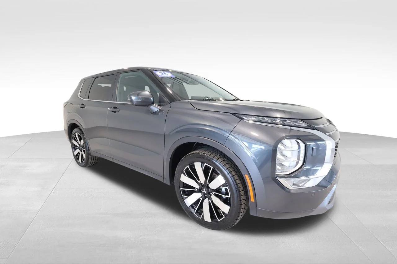 Used 2025 Gray Mitsubishi SE image 6