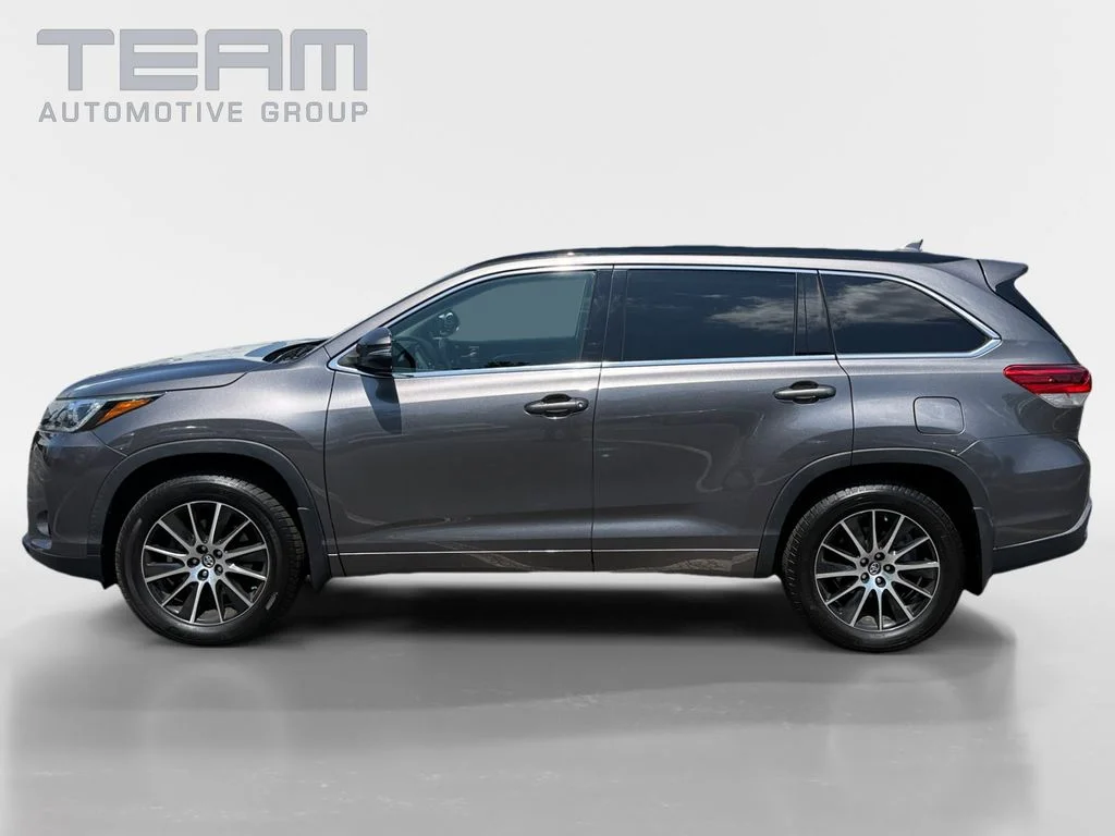 Used 2018 Gray Toyota SE image 4