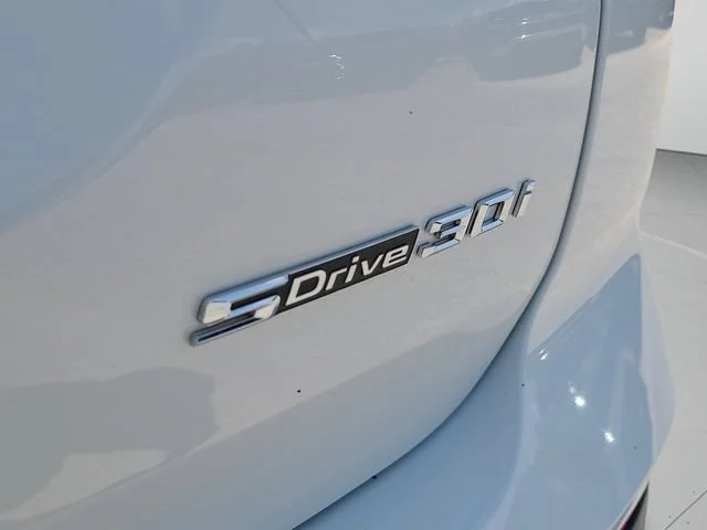 Used 2022 White BMW sDrive30i image 33