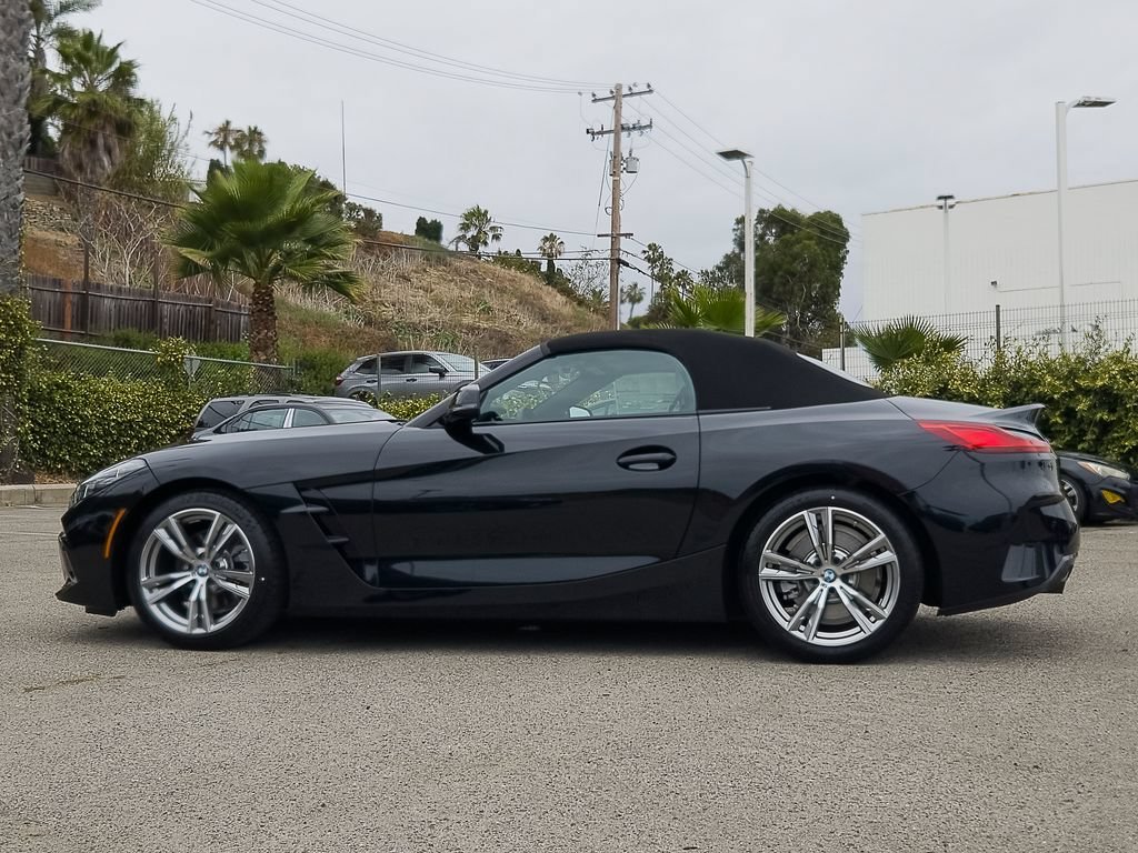New 2026 Black Sapphire Metallic BMW sDrive30i image 18
