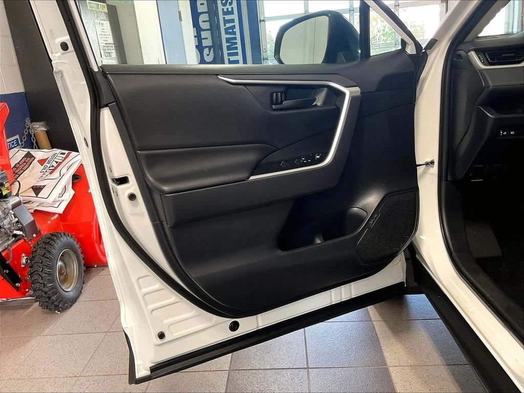 Used 2019 White Toyota LE image 8