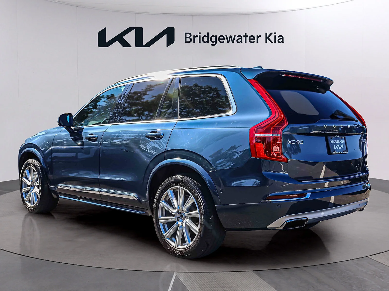 Used 2018  Volvo Inscription image 4