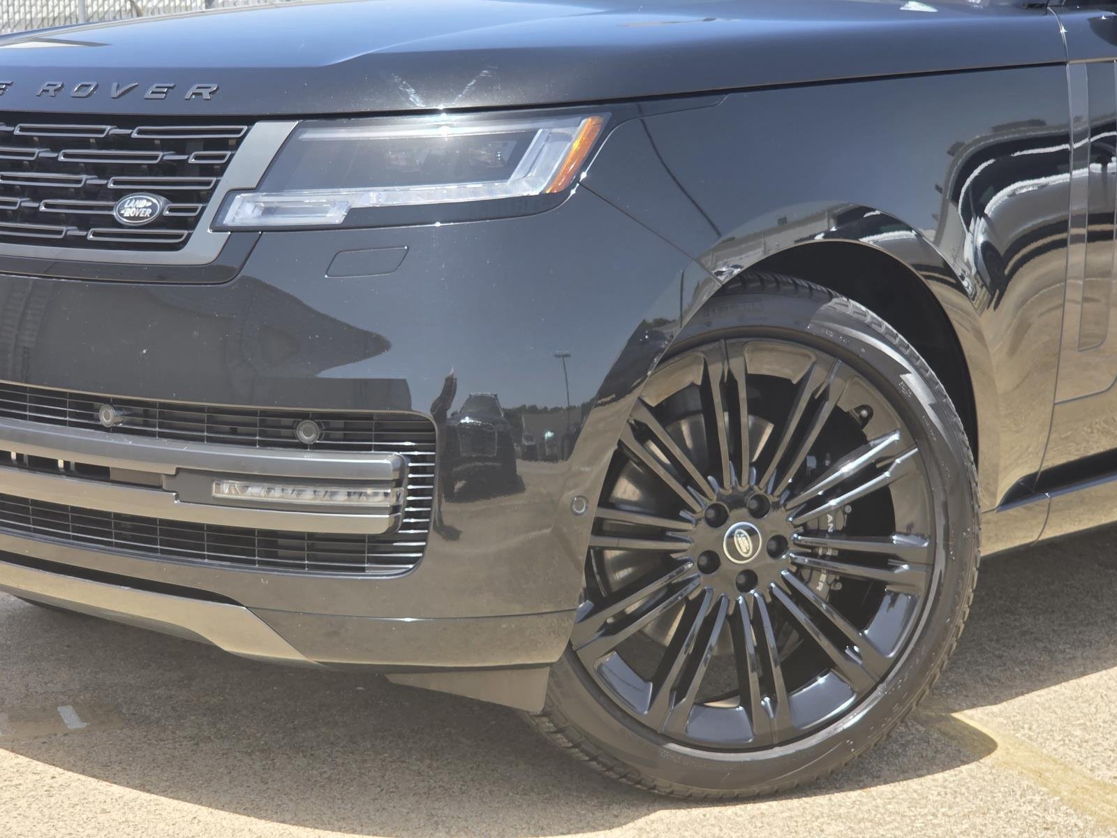 Used 2023 Santorini Black Metallic Land Rover SE image 7