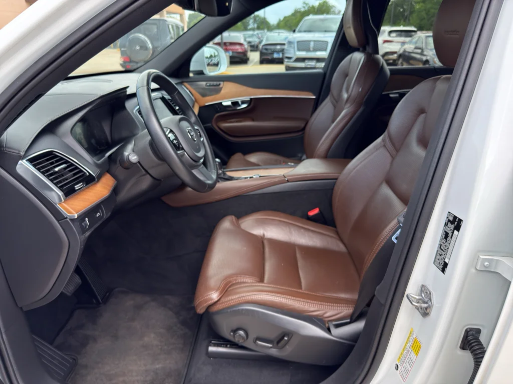 Used 2020 Crystal White Metallic Volvo Inscription image 11