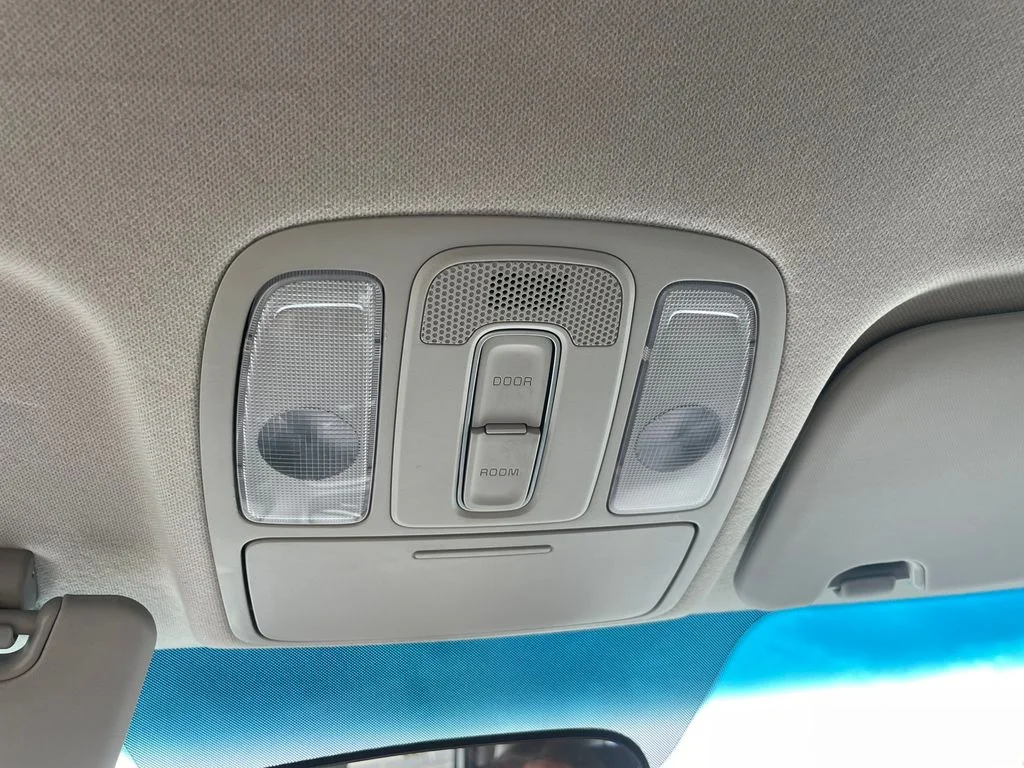 Used 2018 White Kia Base image 17