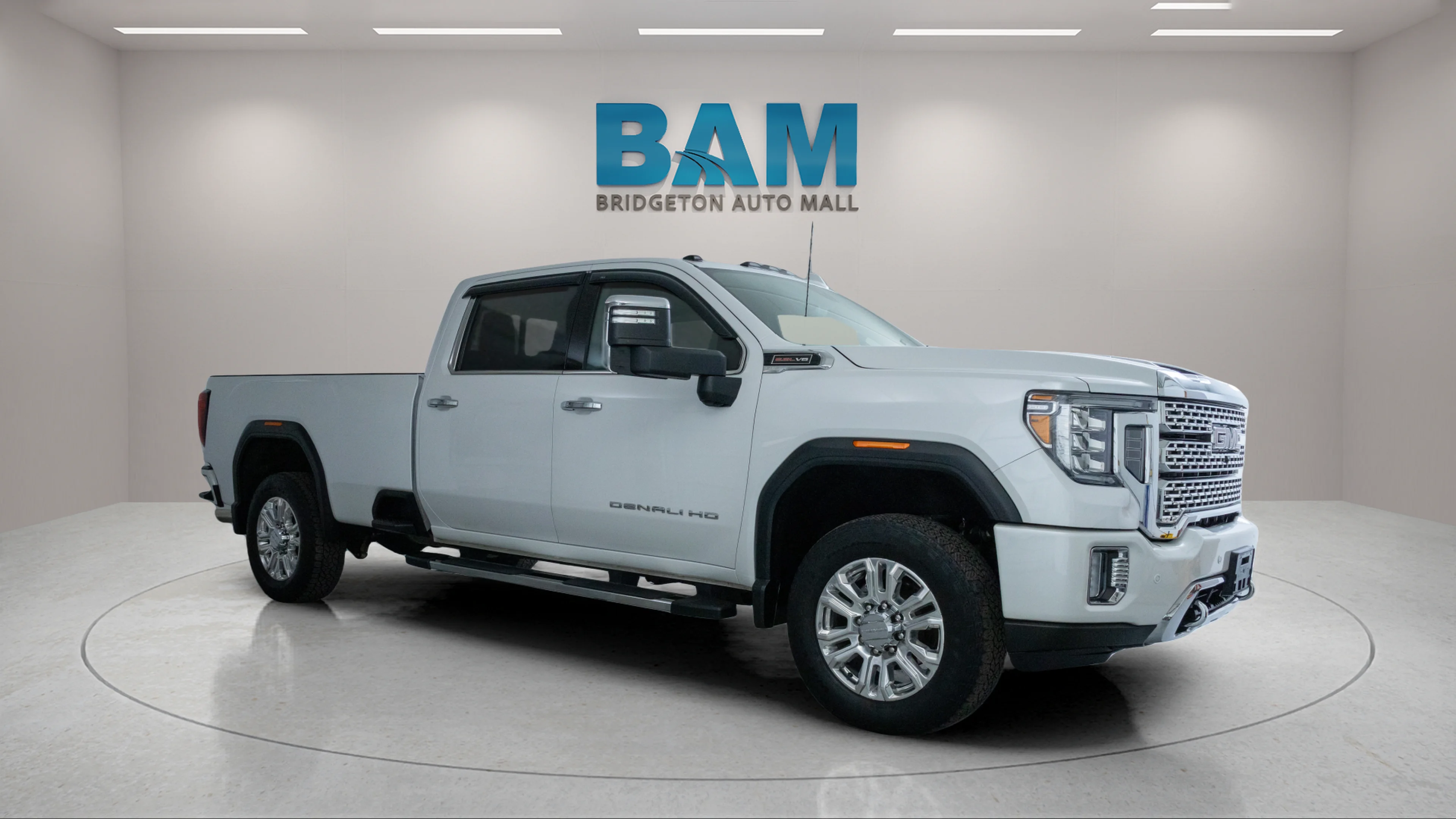 Used 2021 White Frost Tricoat GMC Denali image 1