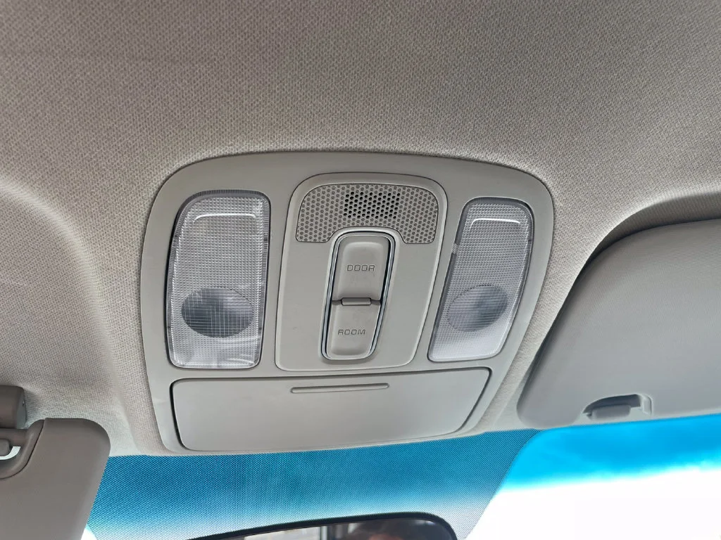 Used 2018 White Kia Base image 17