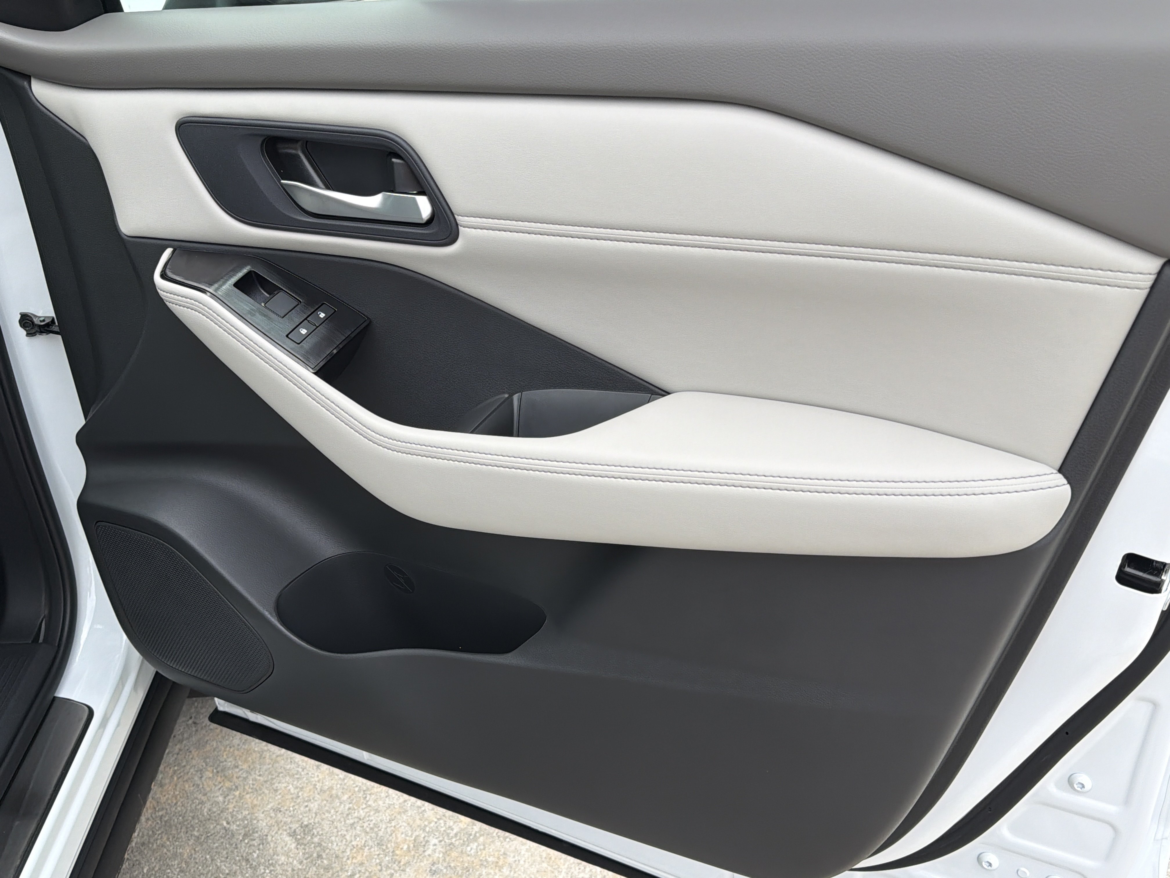 New 2026 Everest White Pearl Tricoat Nissan Dark Armor image 15