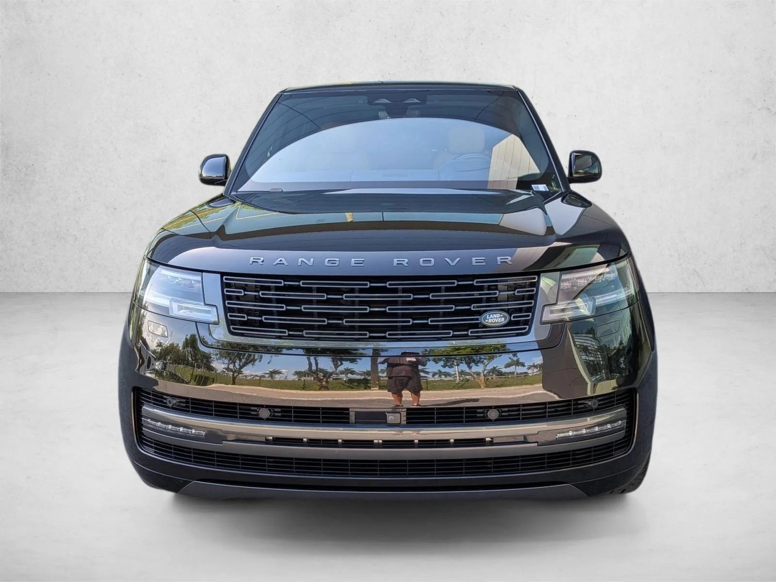 Used 2025 Santorini Black Metallic Land Rover SE image 2