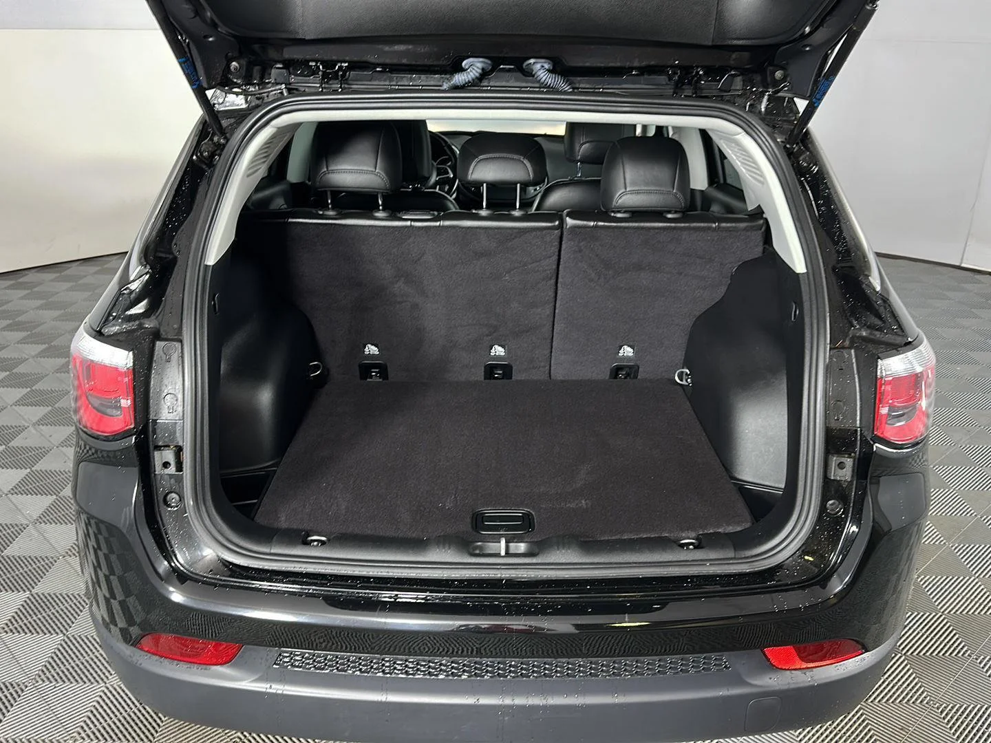 Used 2020 Diamond Black Crystal Pearlcoat Jeep Latitude image 22