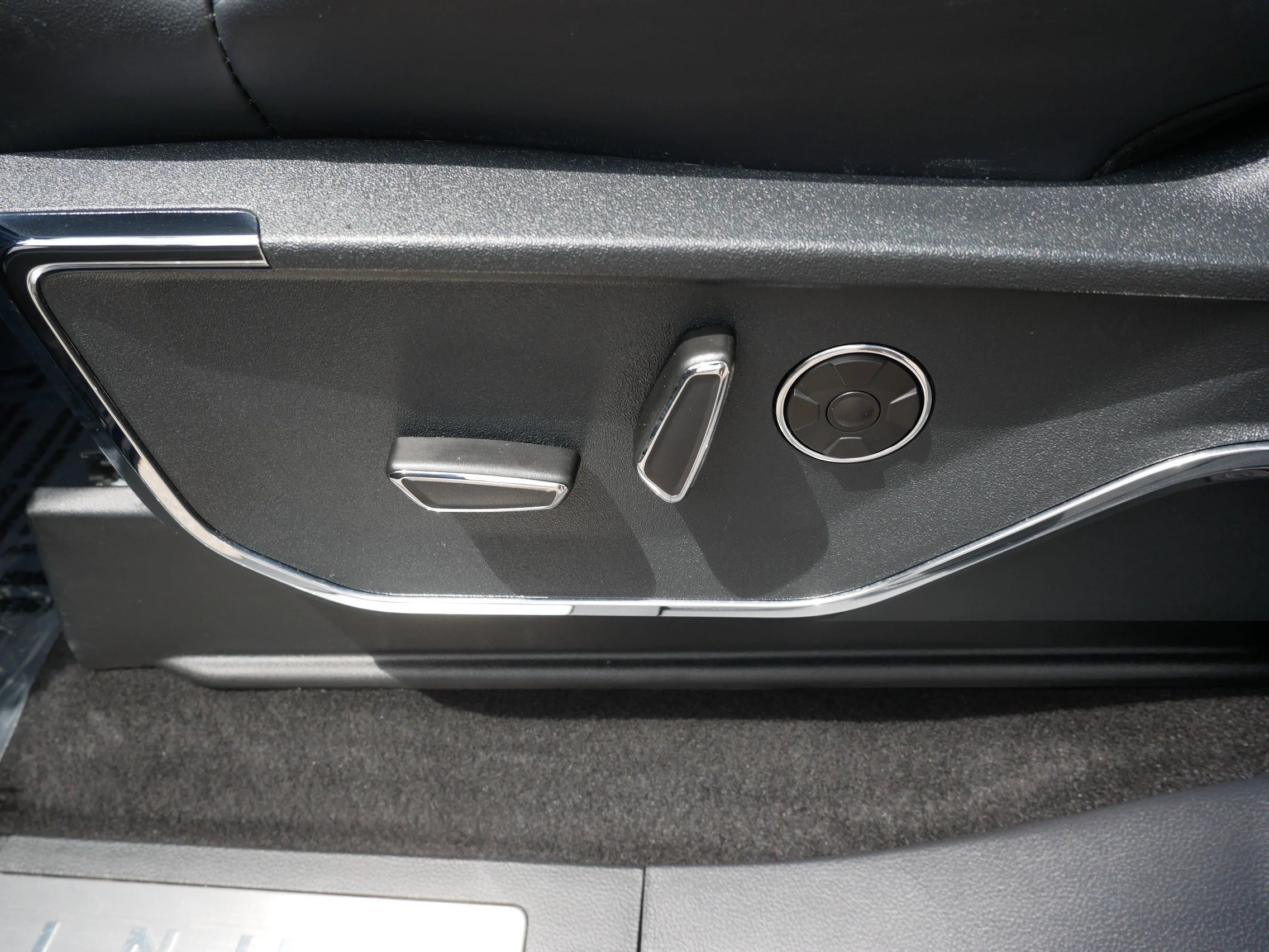 Used 2025 Agate Black Metallic Ford Platinum image 19