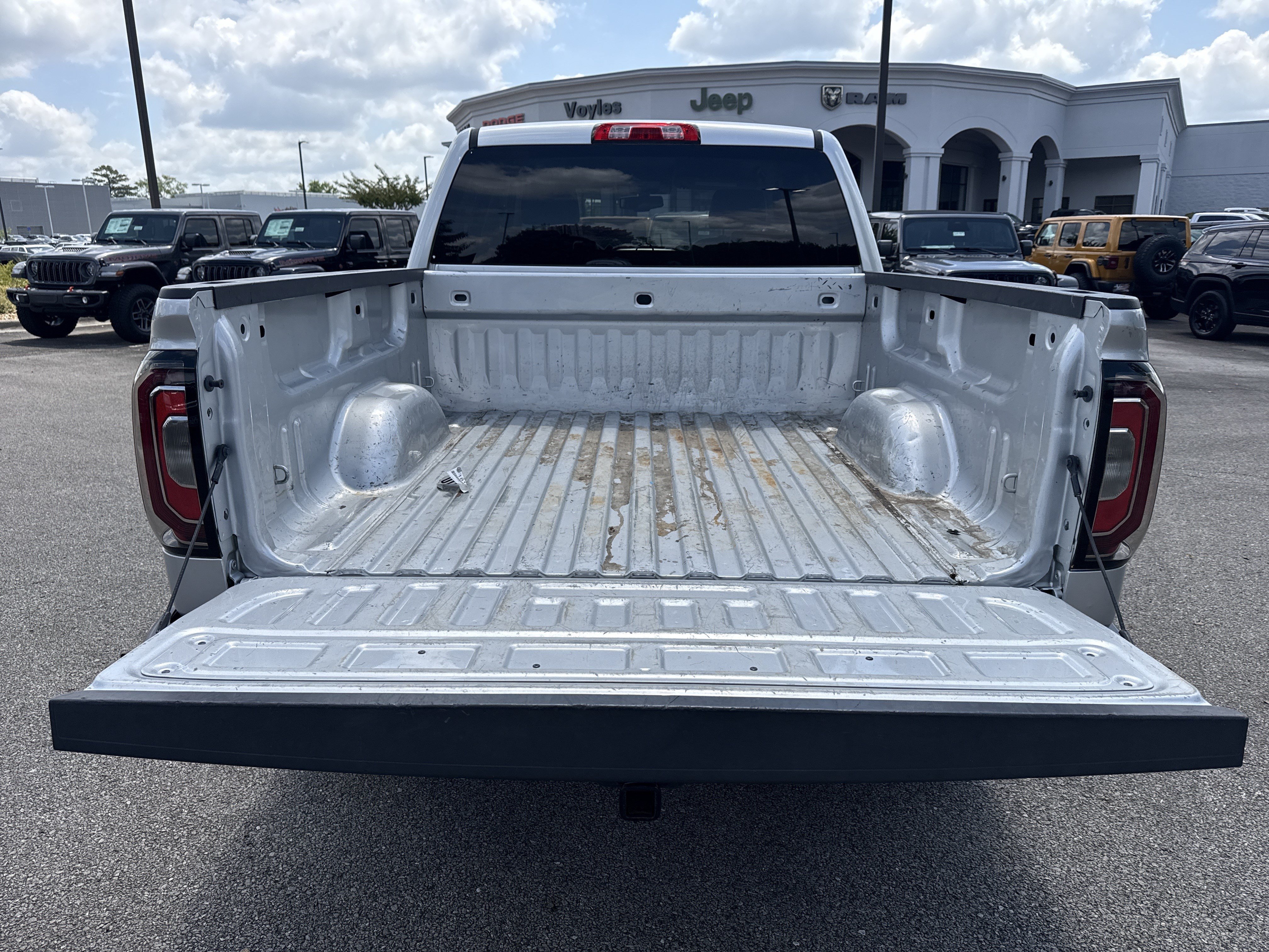 Used 2018 Quicksilver Metallic GMC SLT image 18