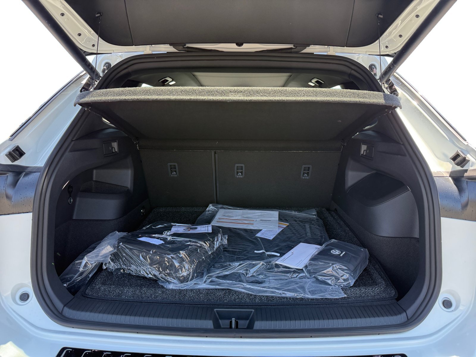 New 2026 Opal White Pearl Volkswagen SE R-Line Black image 17