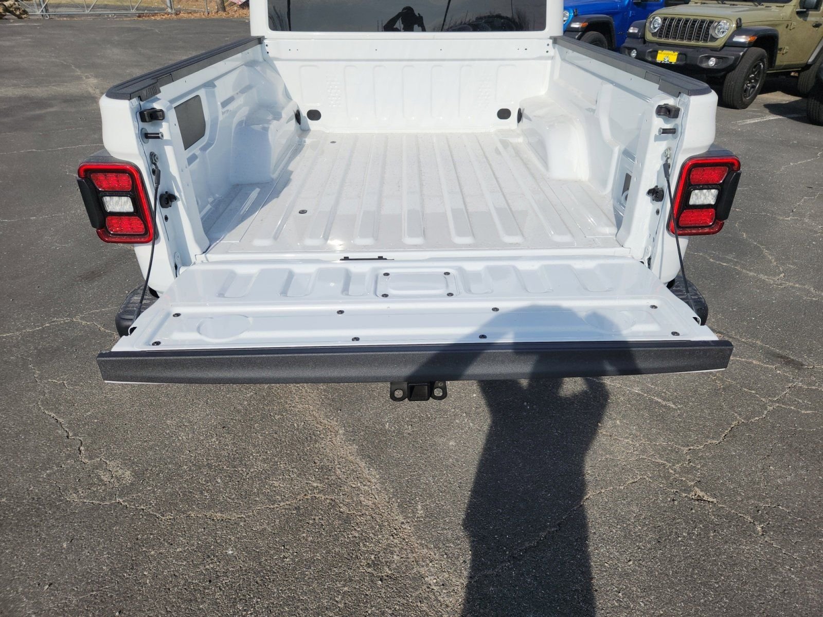 New 2026 Bright White Clear-Coat Exterior Paint Jeep Rubicon image 16