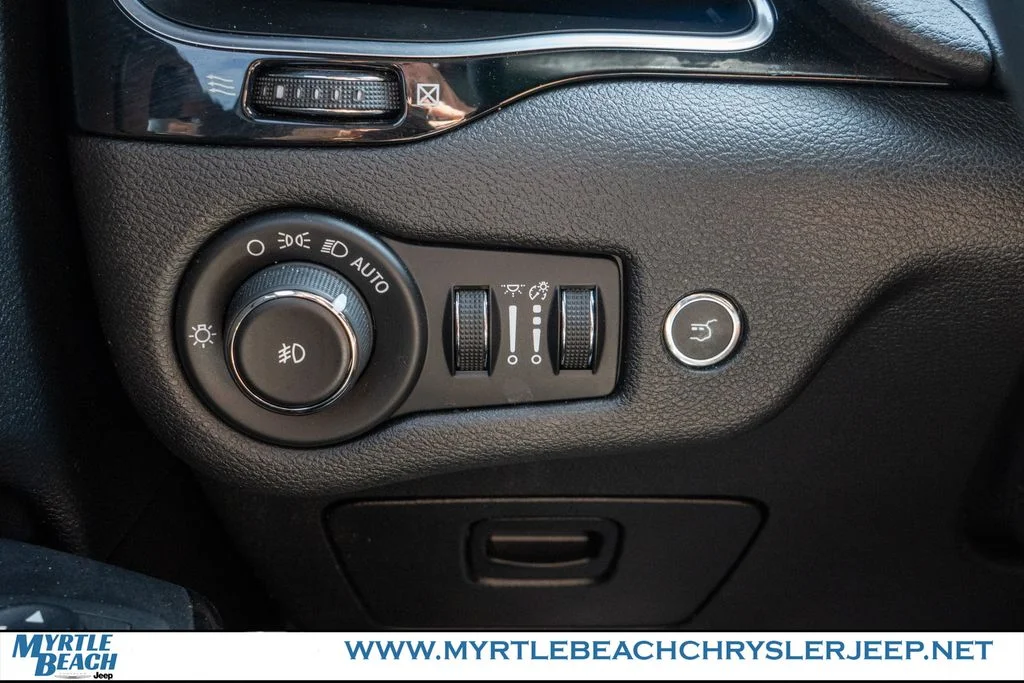Used 2020 Bright White Clearcoat Jeep Latitude Plus image 29