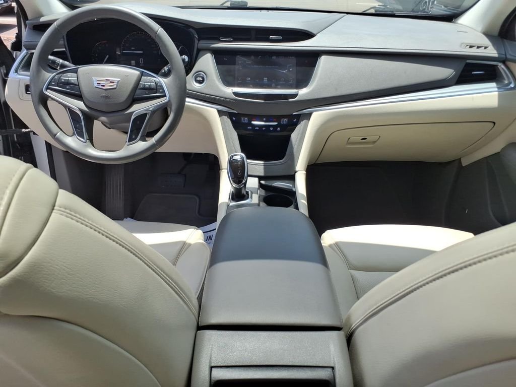 Used 2018 Silver Cadillac Luxury image 13