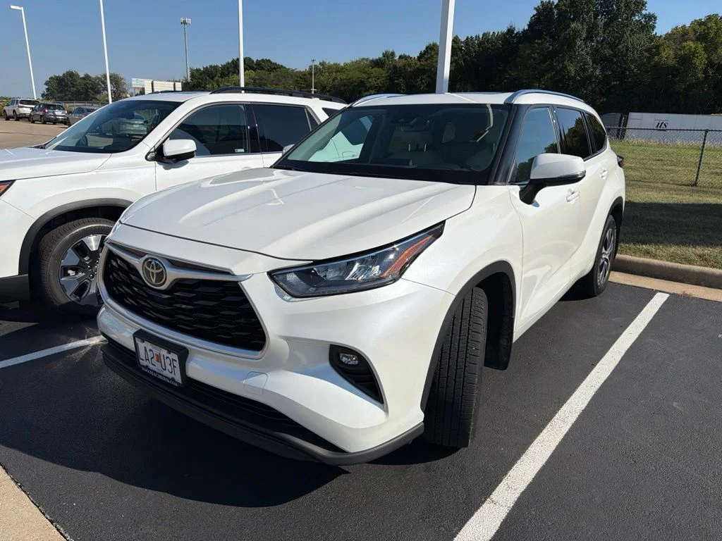 Used 2020 White Toyota XLE image 2