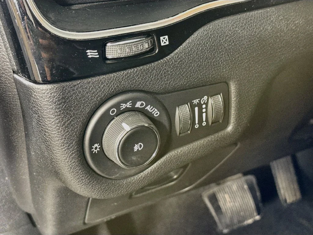 Used 2019 Black Jeep Latitude Plus image 11