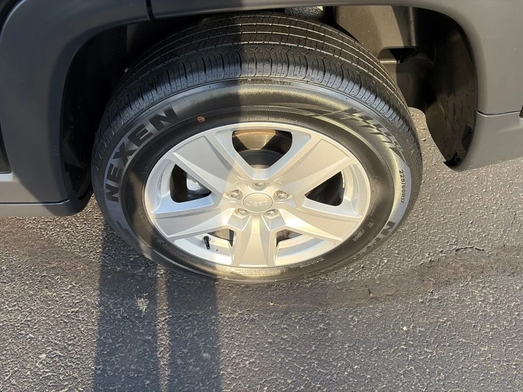 Used 2022 Black Jeep Latitude image 13