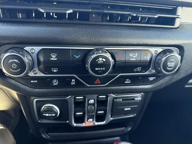 Used 2025 Granite Crystal Clearcoat Metallic Jeep Sport S image 29