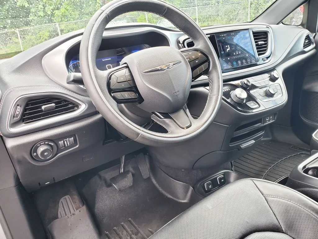 Used 2019 Silver Chrysler Limited image 8