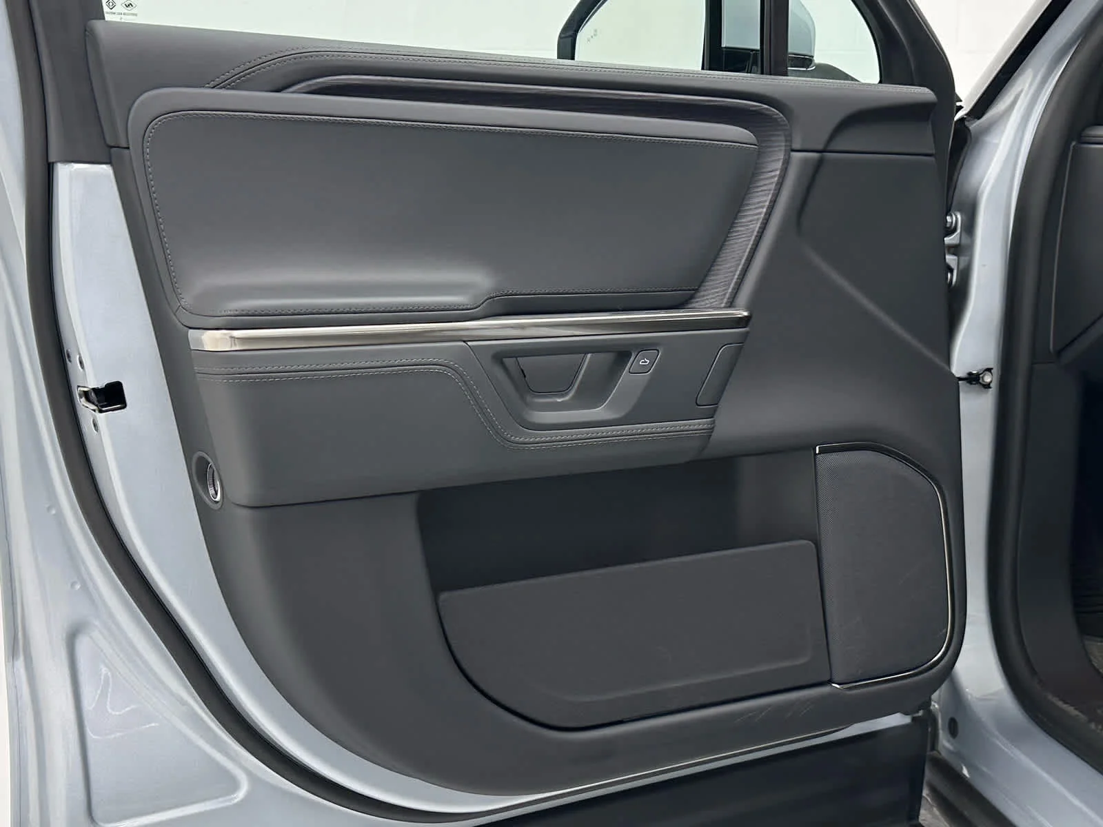 Used 2025 LA Silver Rivian Adventure image 23