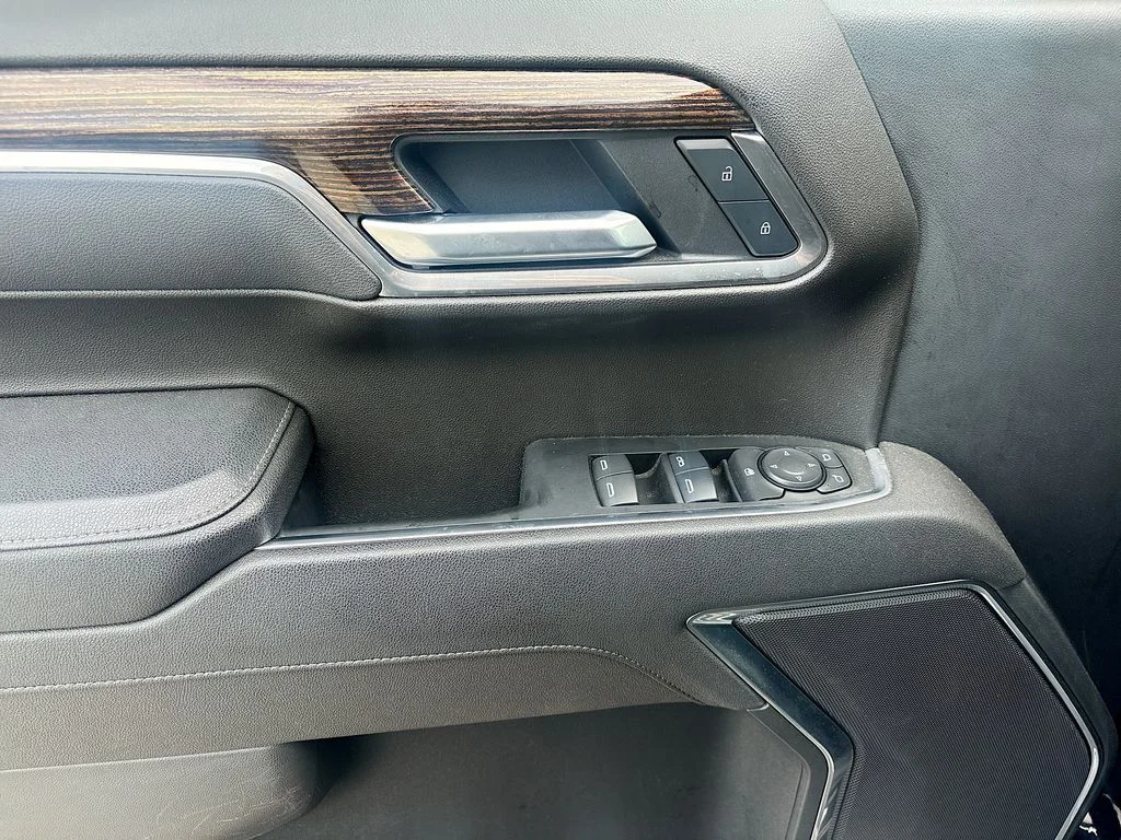 Used 2025 Onyx Black GMC Elevation image 18