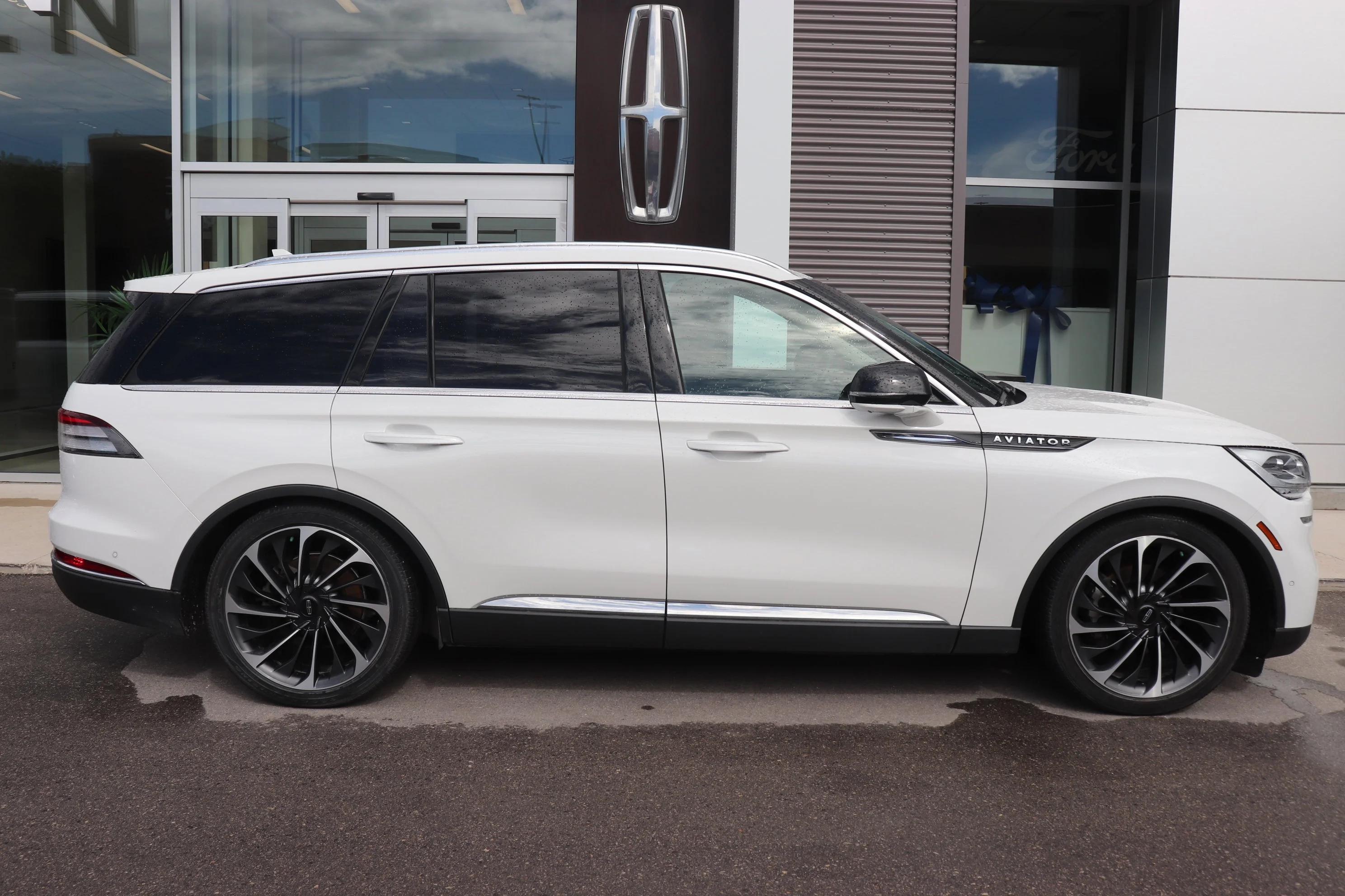 Used 2022 White Lincoln Reserve image 3