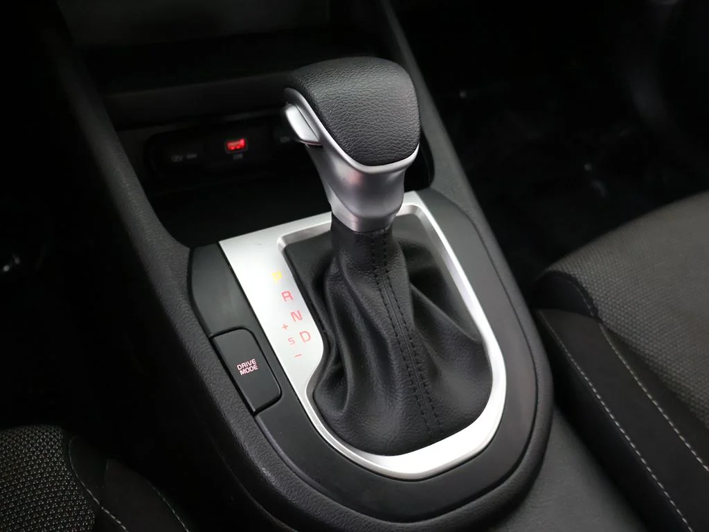 Used 2022 White Kia LXS image 45