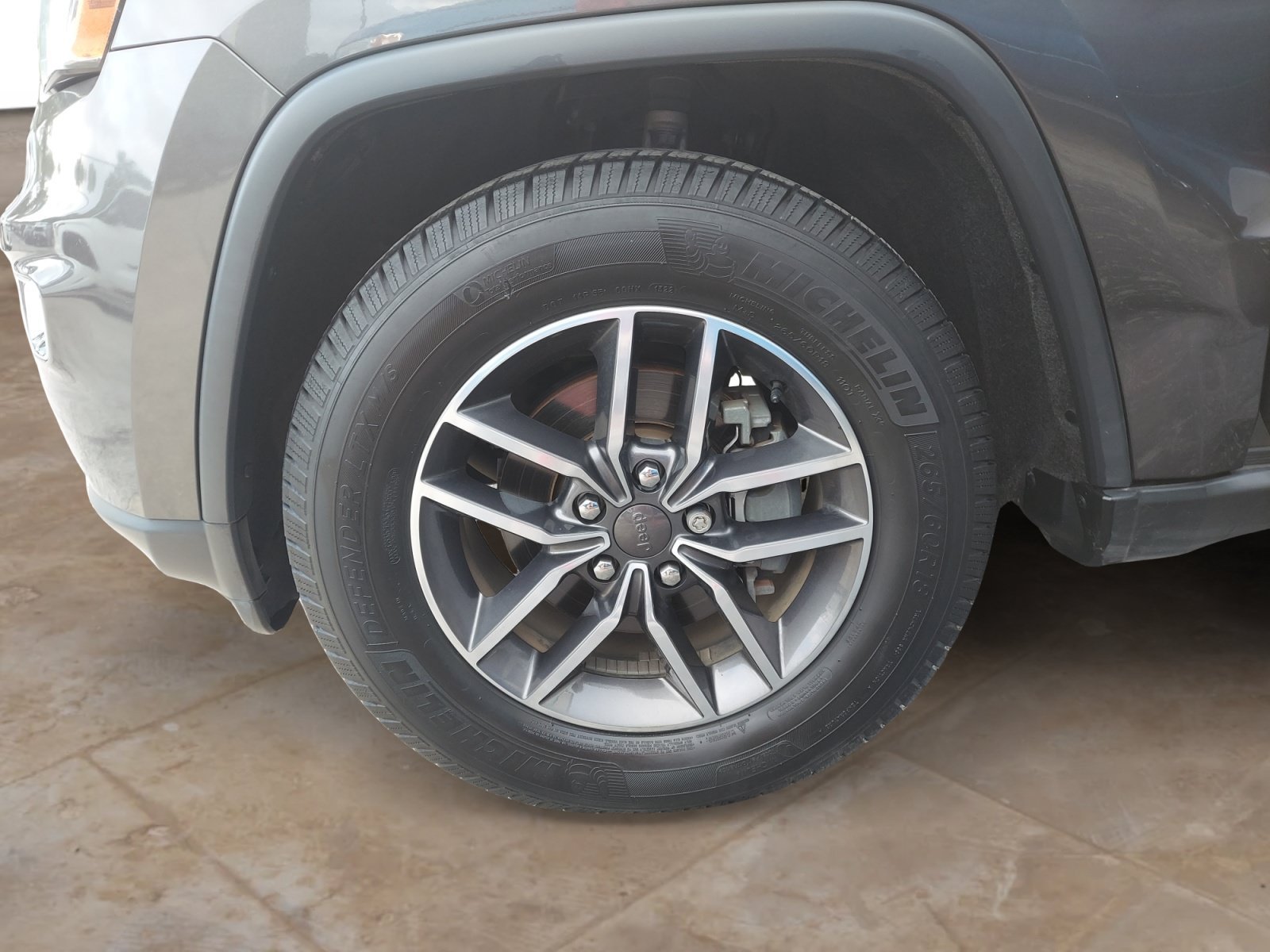 Used 2019 Granite Crystal Metallic Clearcoat Jeep Laredo E image 27