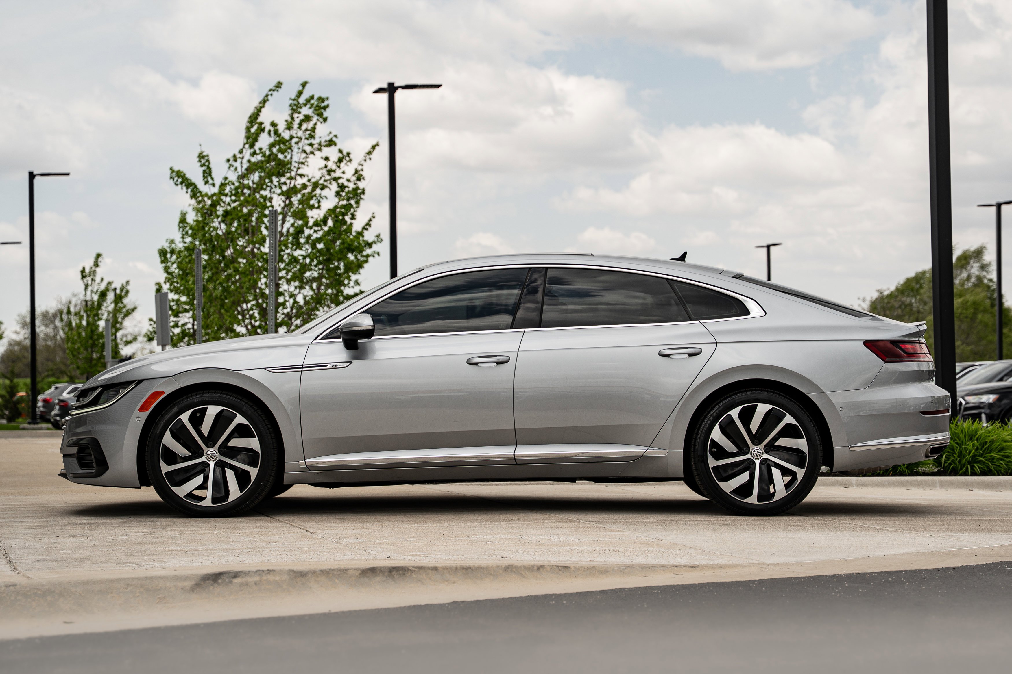 Used 2019 Pyrite Silver Metallic Volkswagen SEL Premium R-Line image 6