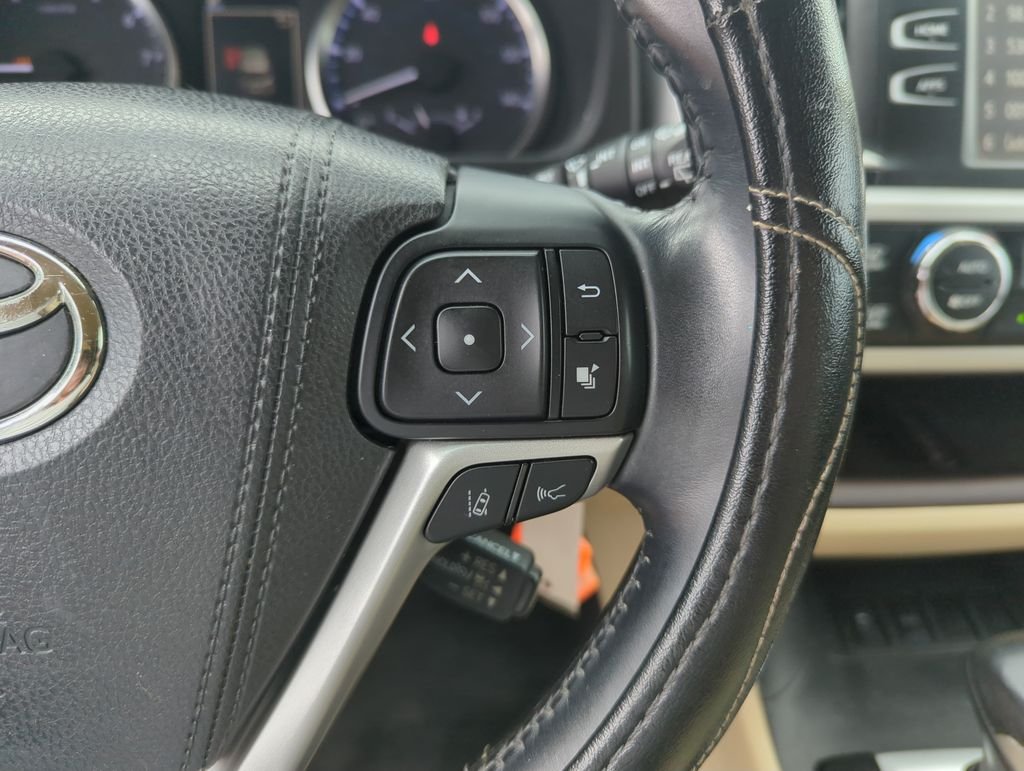 Used 2017 White Toyota LE Plus image 23