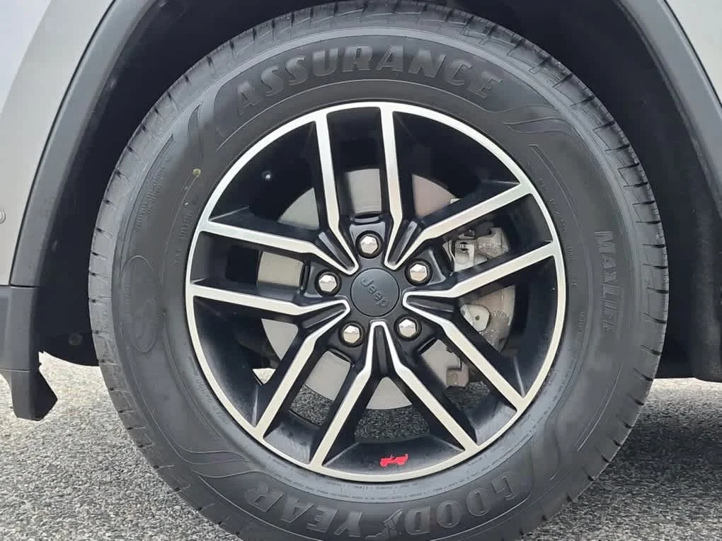 Used 2019 Billet Silver Metallic Clearcoat Jeep Trailhawk image 6