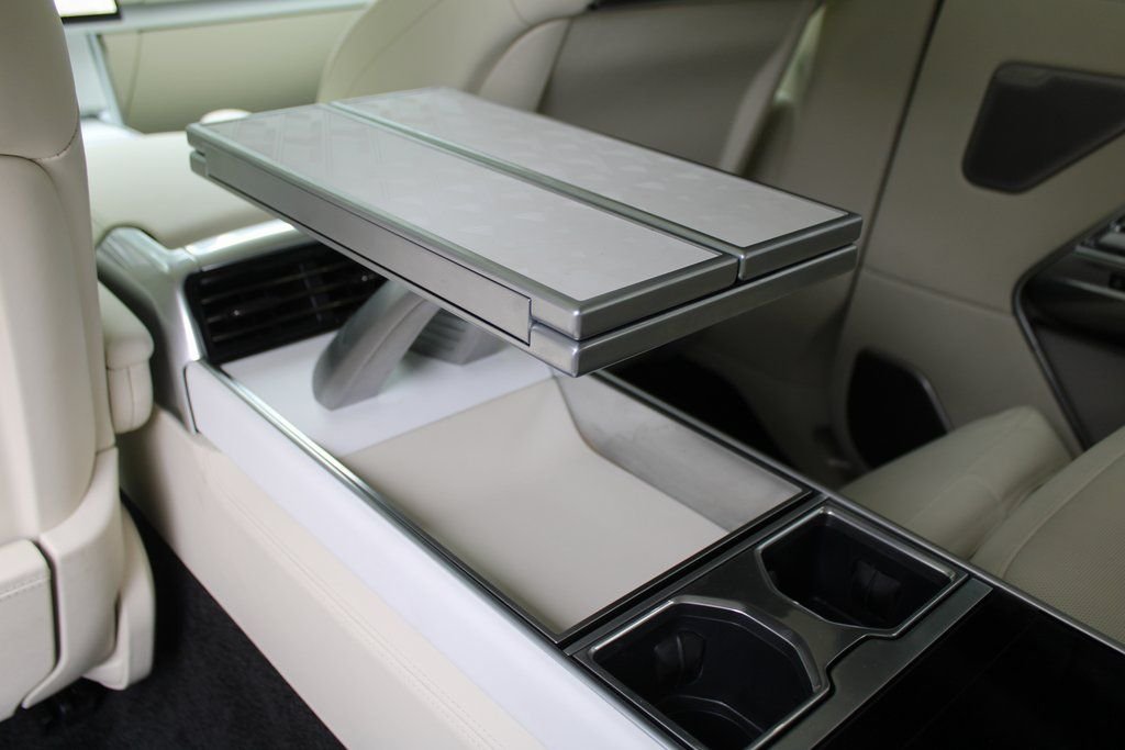 Used 2024 White Land Rover SV image 28