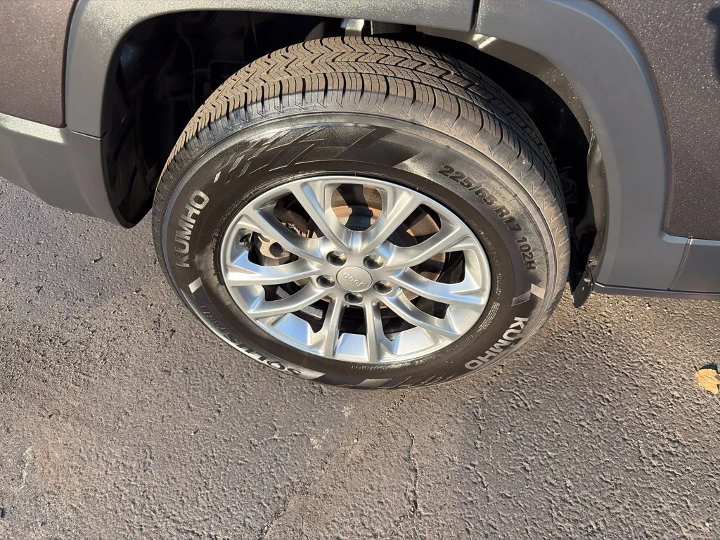 Certified Used 2022 Gray Jeep Latitude Lux image 9