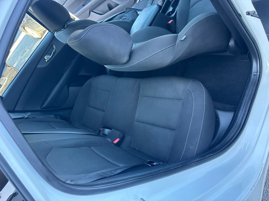 Used 2021 White Kia LXS image 26