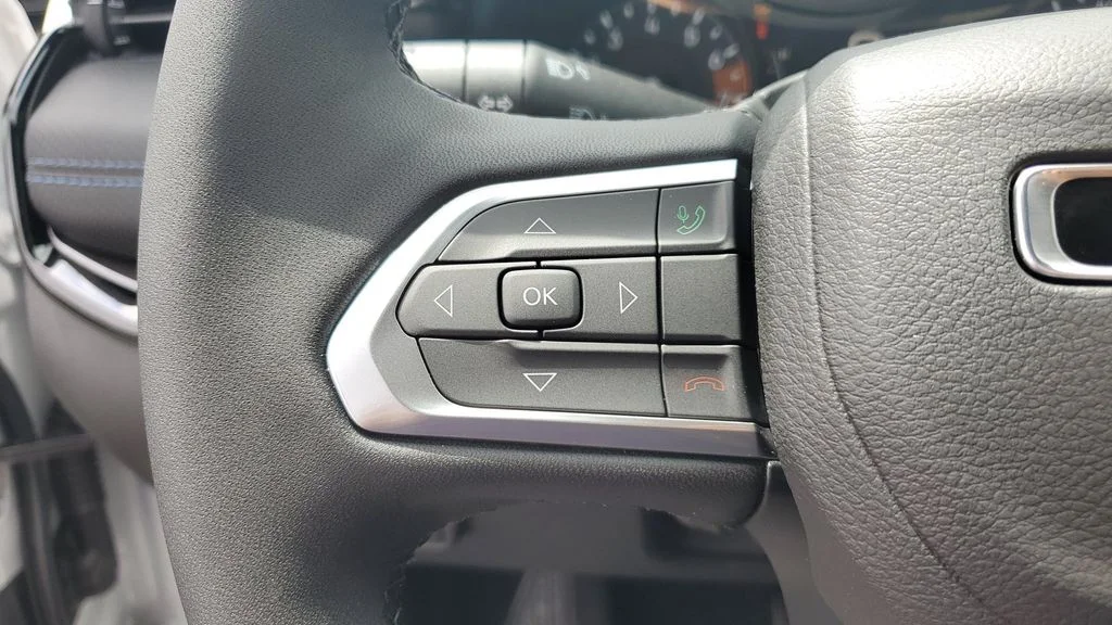 Used 2026 White Jeep Latitude image 29