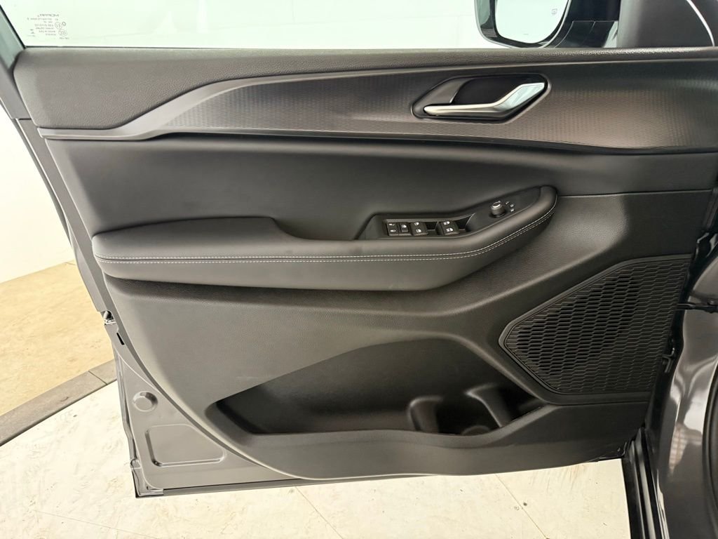New 2025 Baltic Gray Metallic Clear-Coat Exterior Paint Jeep Altitude X image 11
