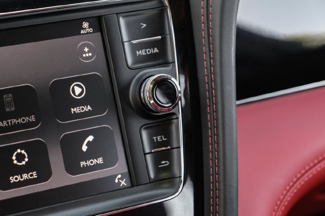Used 2019 Black Crystal over Cricket Ball Bentley V8 image 43