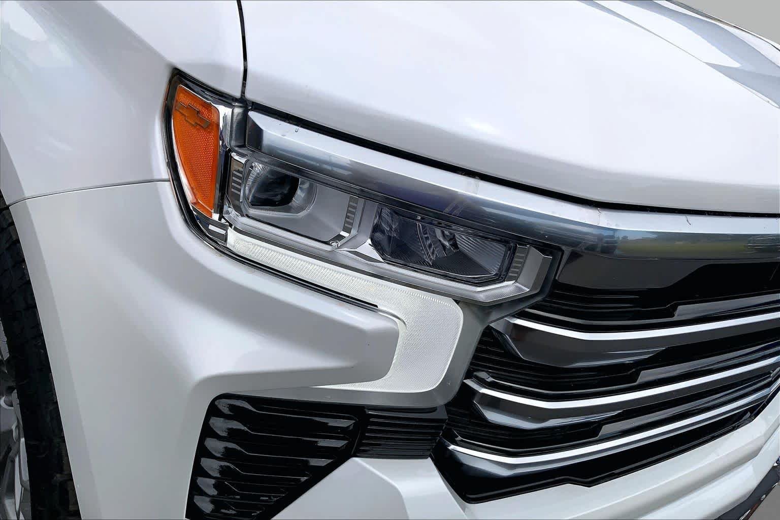 Used 2024 Iridescent Pearl Tricoat Chevrolet High Country image 28