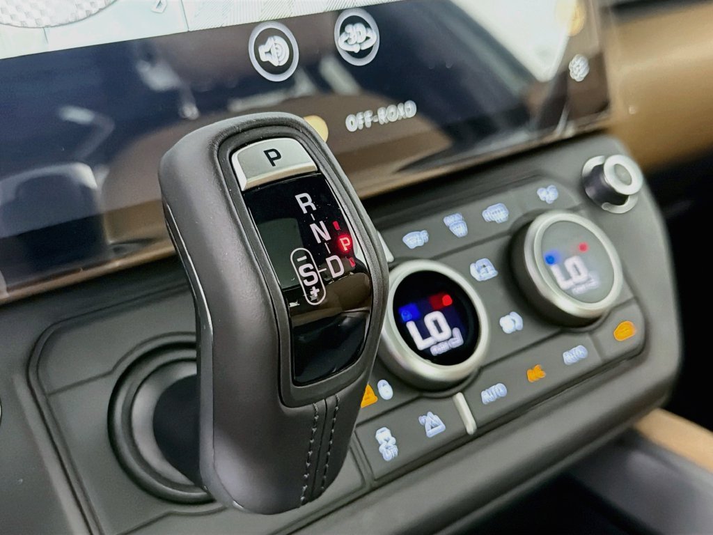 New 2026 Woolstone Green Land Rover X-Dynamic SE image 17
