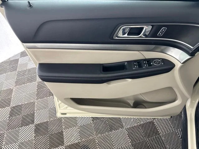 Used 2018 Silver Ford XLT image 18