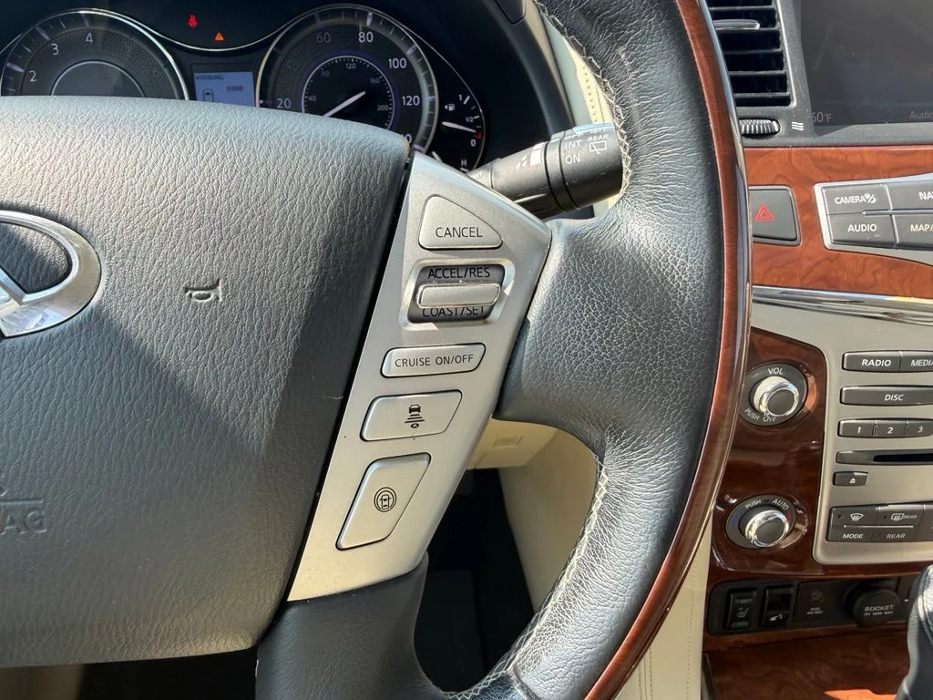 Used 2018 White INFINITI Base image 24