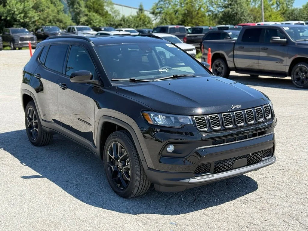 New 2026 Diamond Black Crystal Pearl-Coat Exterior Paint Jeep Latitude image 4