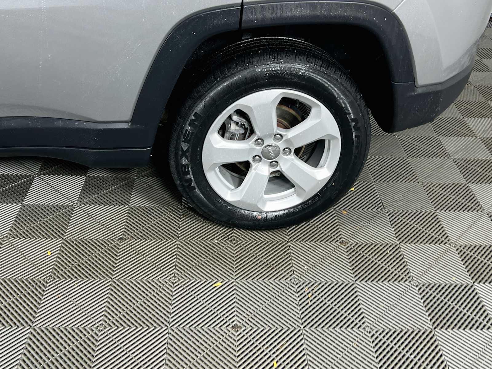Used 2020 Billet Silver Metallic Clearcoat Jeep Latitude image 30